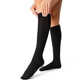 bavlnene_kompresni_podkolenky_cerna_oveckarna_03