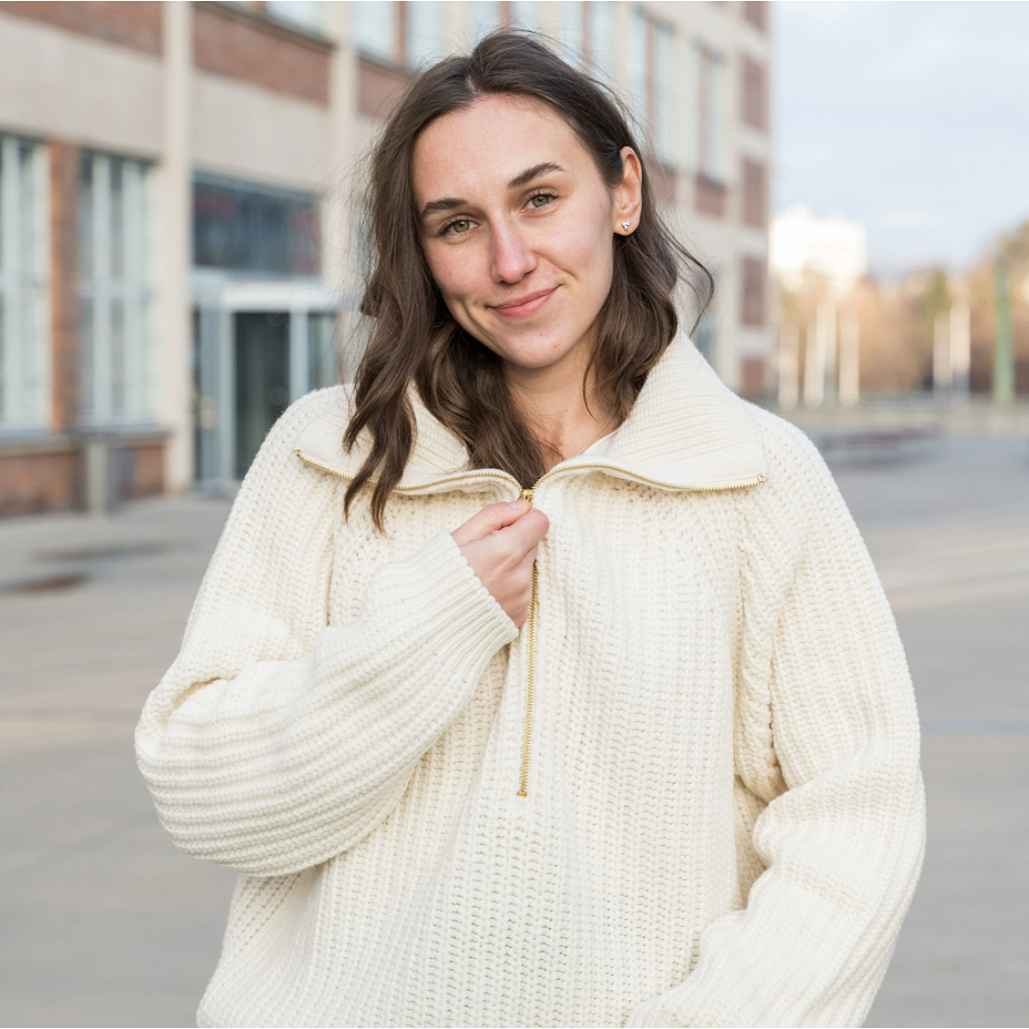 Women's wool turtleneck with zipper white