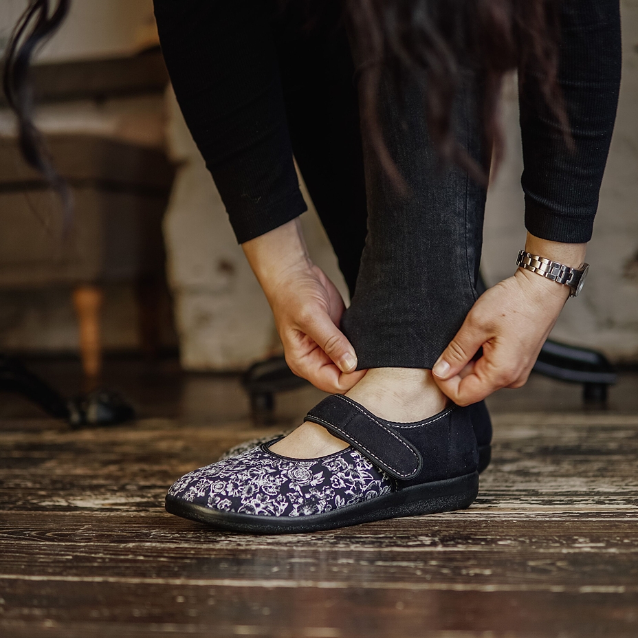 Women's ballerinas with strap Black Flower