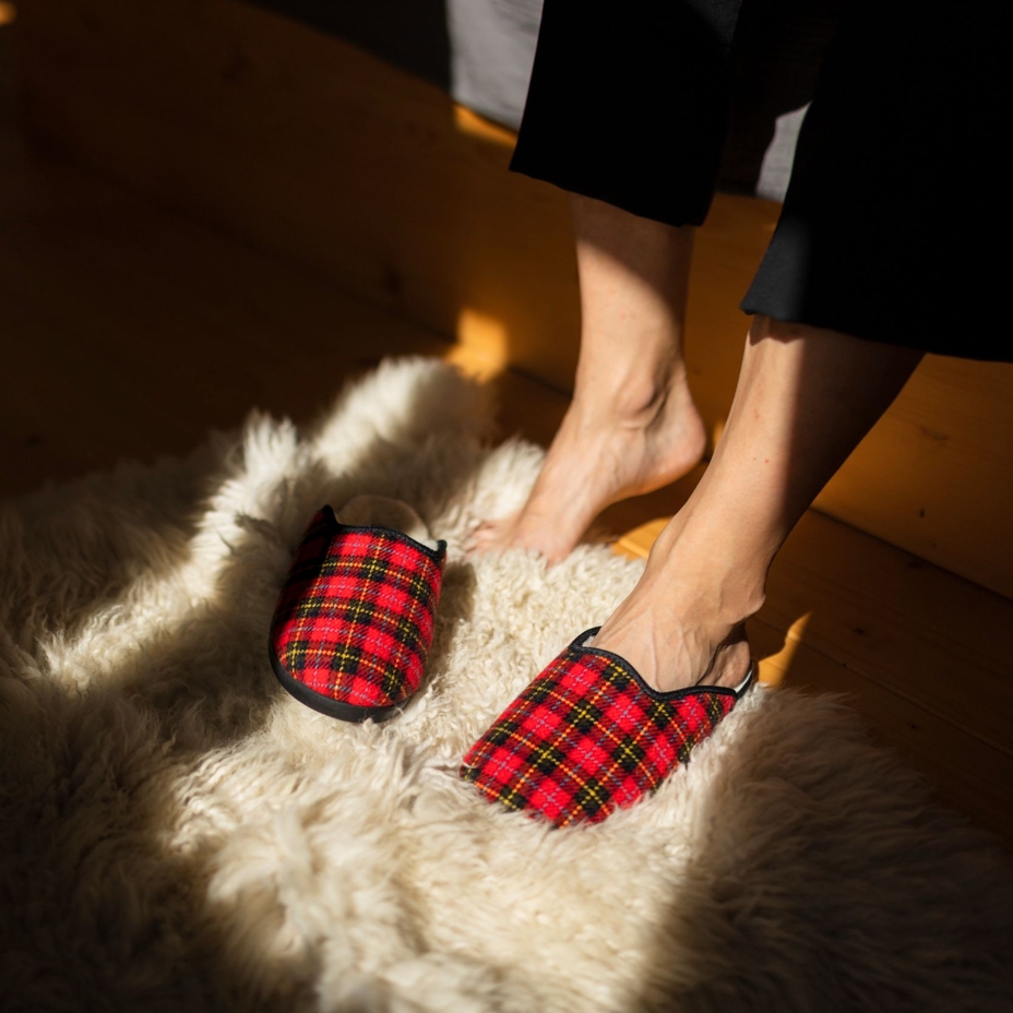 Women's slippers with sheep wool Red Plaid