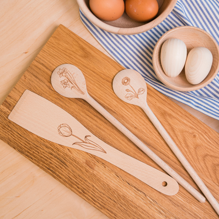 Wooden cooking spoon with spring daisy pattern