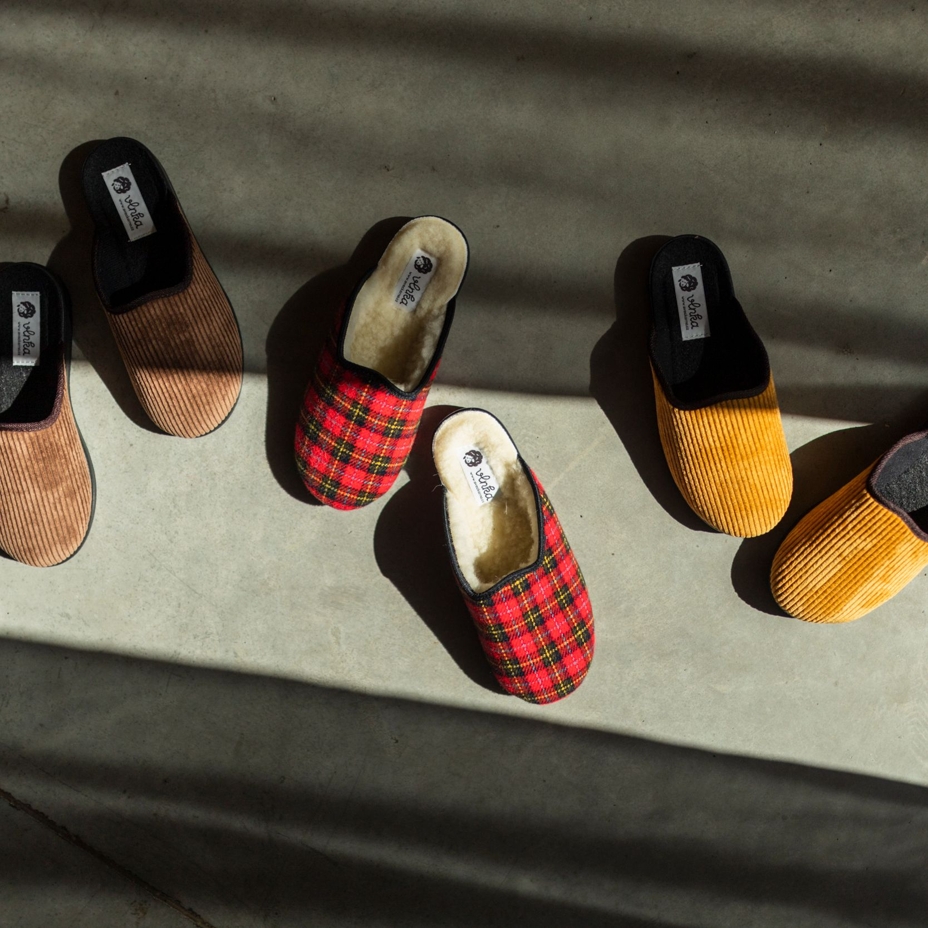 Women's slippers with sheep wool Red Plaid