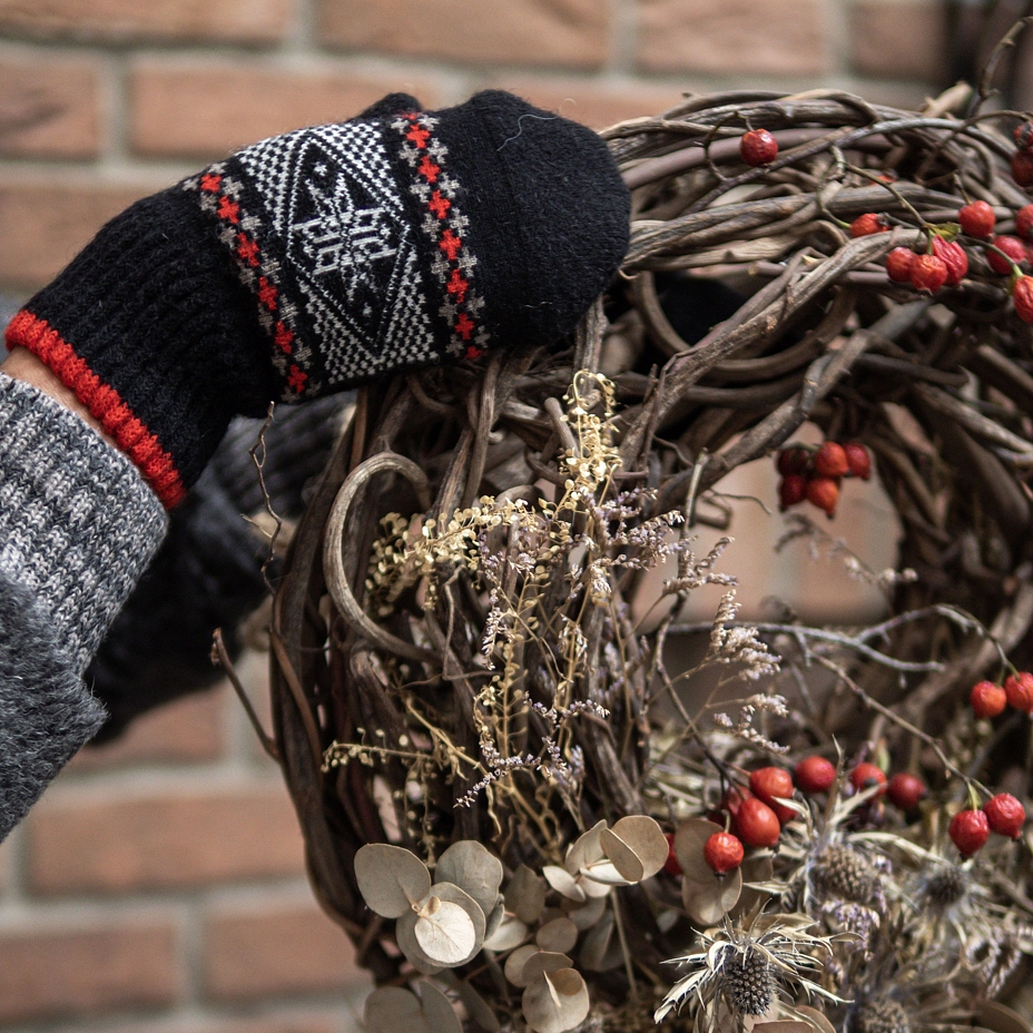 Wool Mittens with Snowflake Black