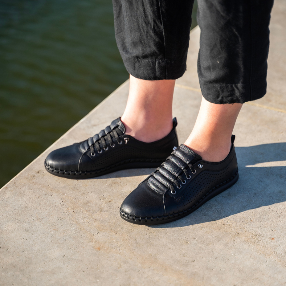 Women's elastic leather sneakers Radana black