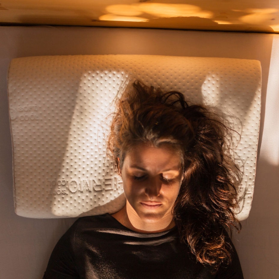 Anatomical memory pillow for back sleepers