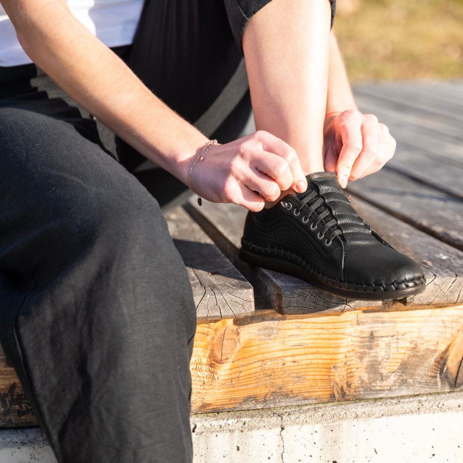 Women's elastic leather sneakers Radana black