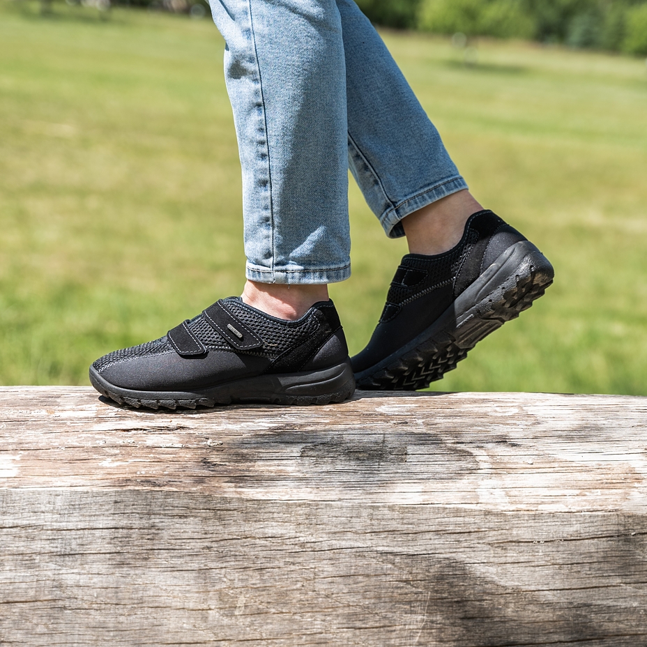 Women's breathable orthopedic sneakers with velcro Black