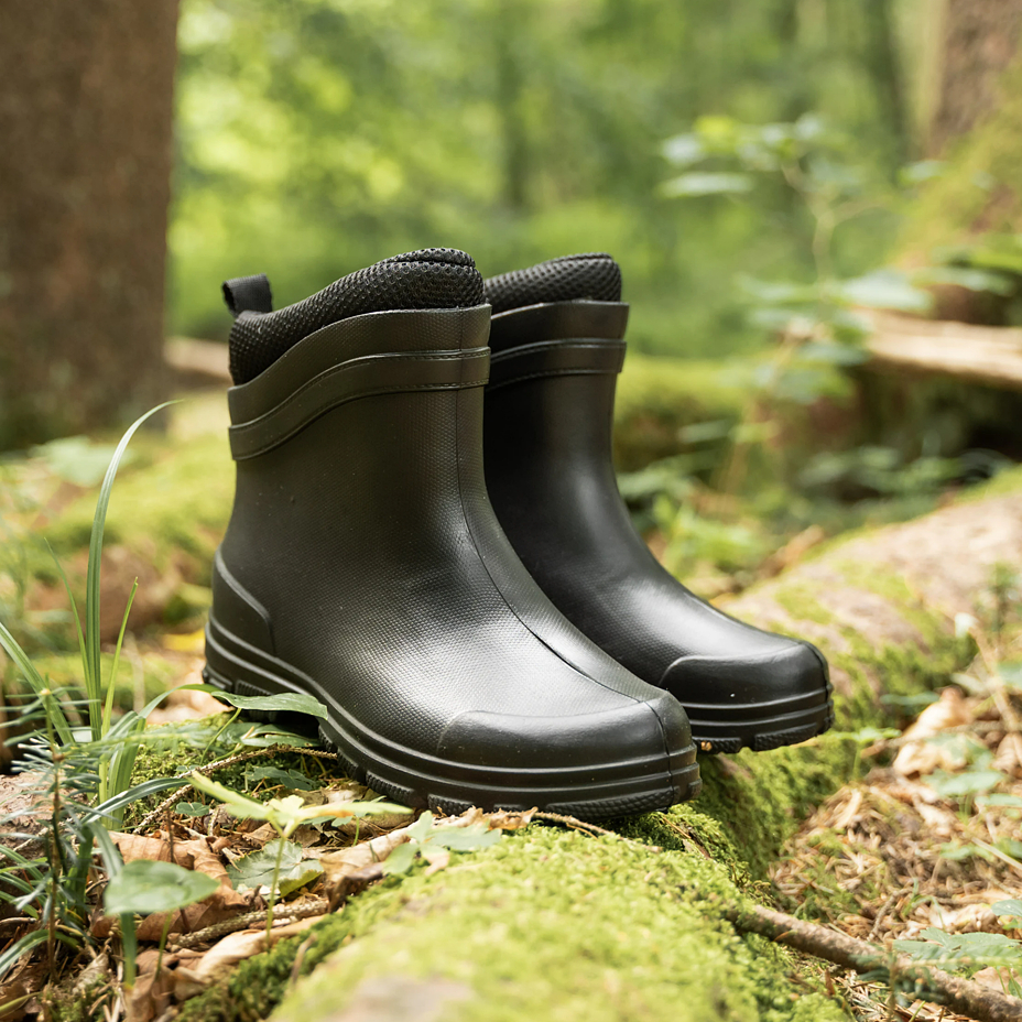 Insulated men's low wellies with wool insert black