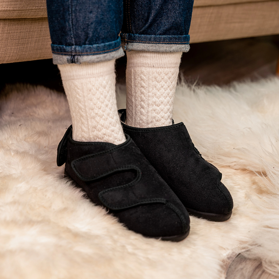 Women's insulated bandage shoes with sheep wool Velcro black