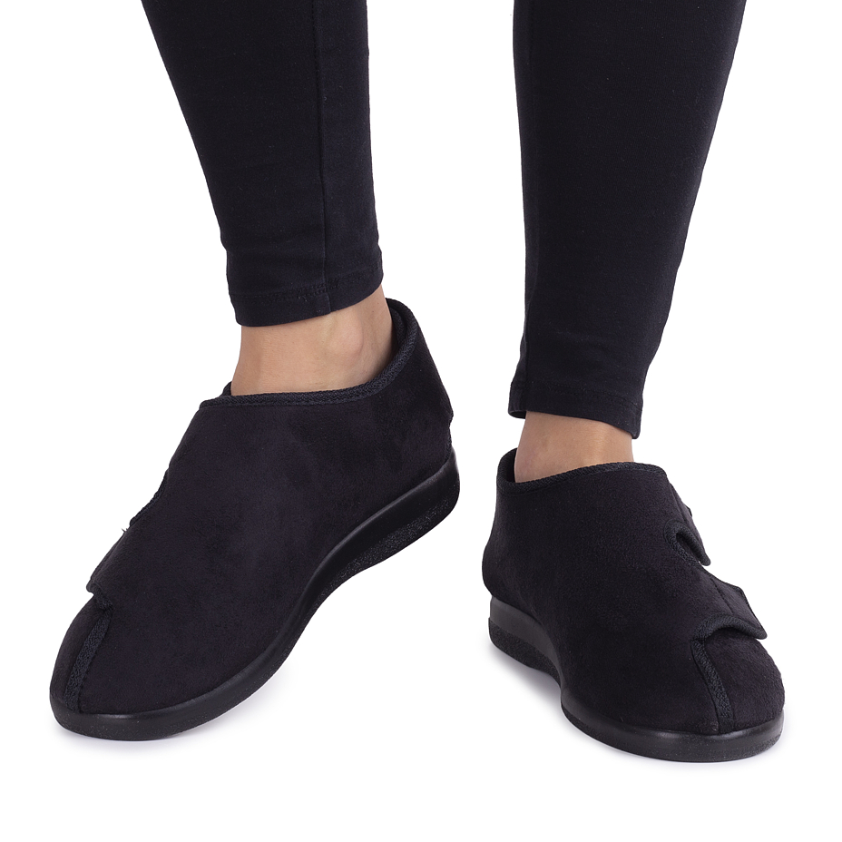 Closed Wide Access Bandage Shoes Black