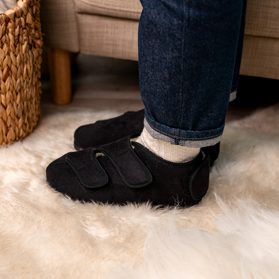 Women's insulated bandage shoes with sheep wool Velcro black