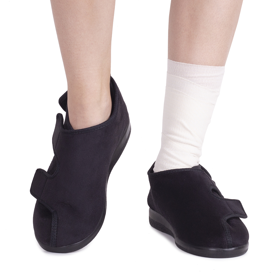 Closed Wide Access Bandage Shoes Black