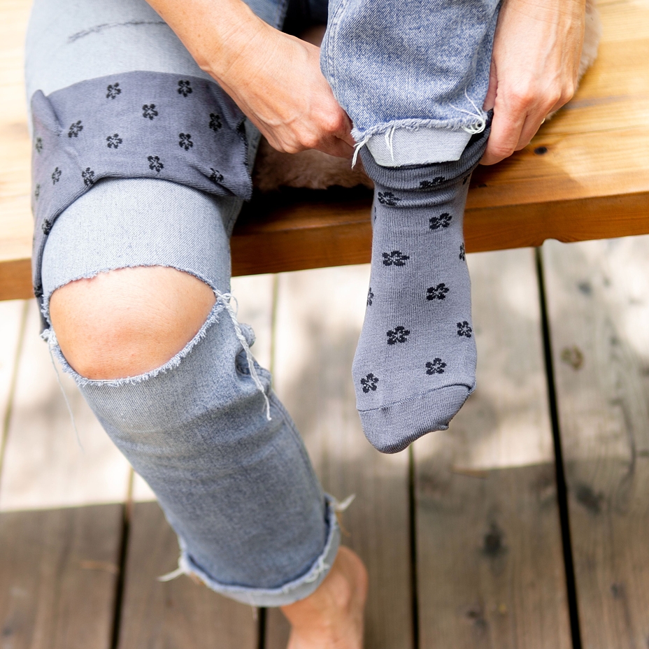 Bamboo socks with loose top, flower, gray