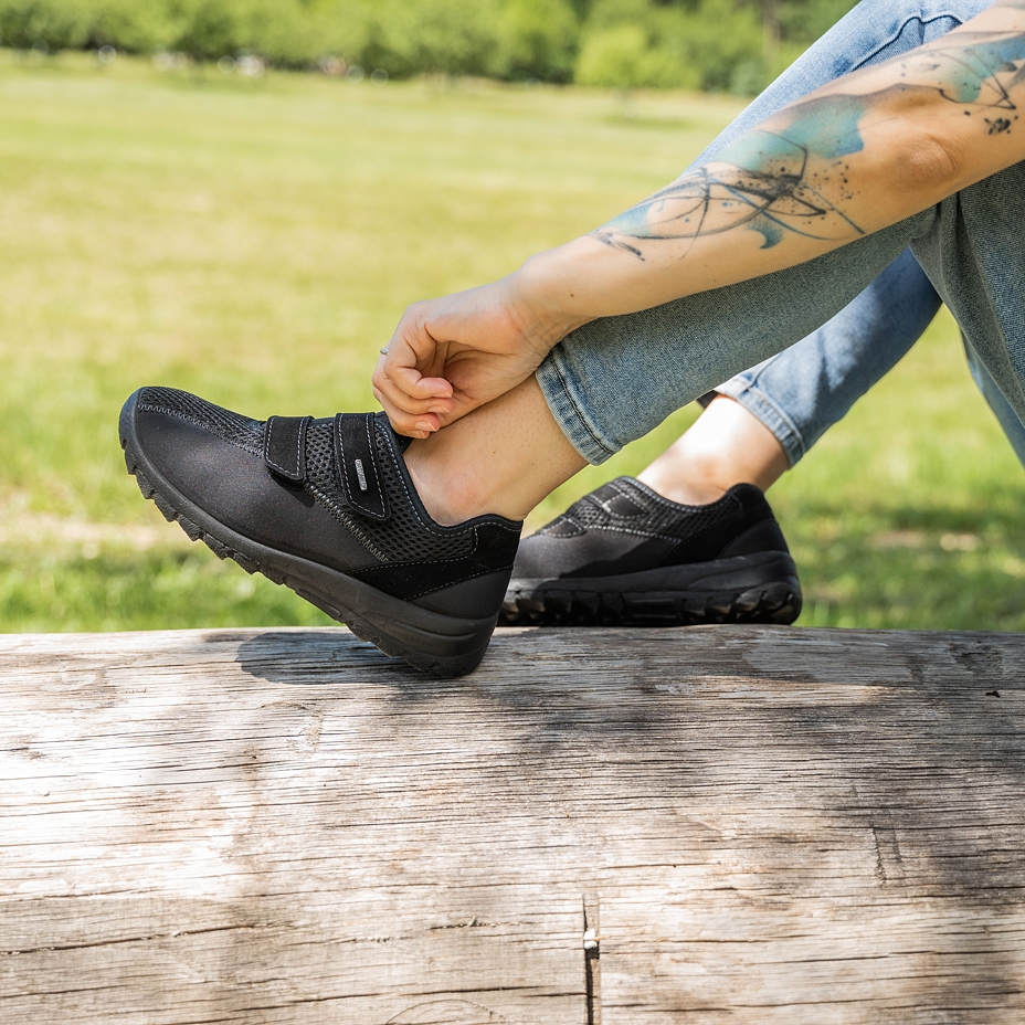 Women's breathable orthopedic sneakers with velcro Black