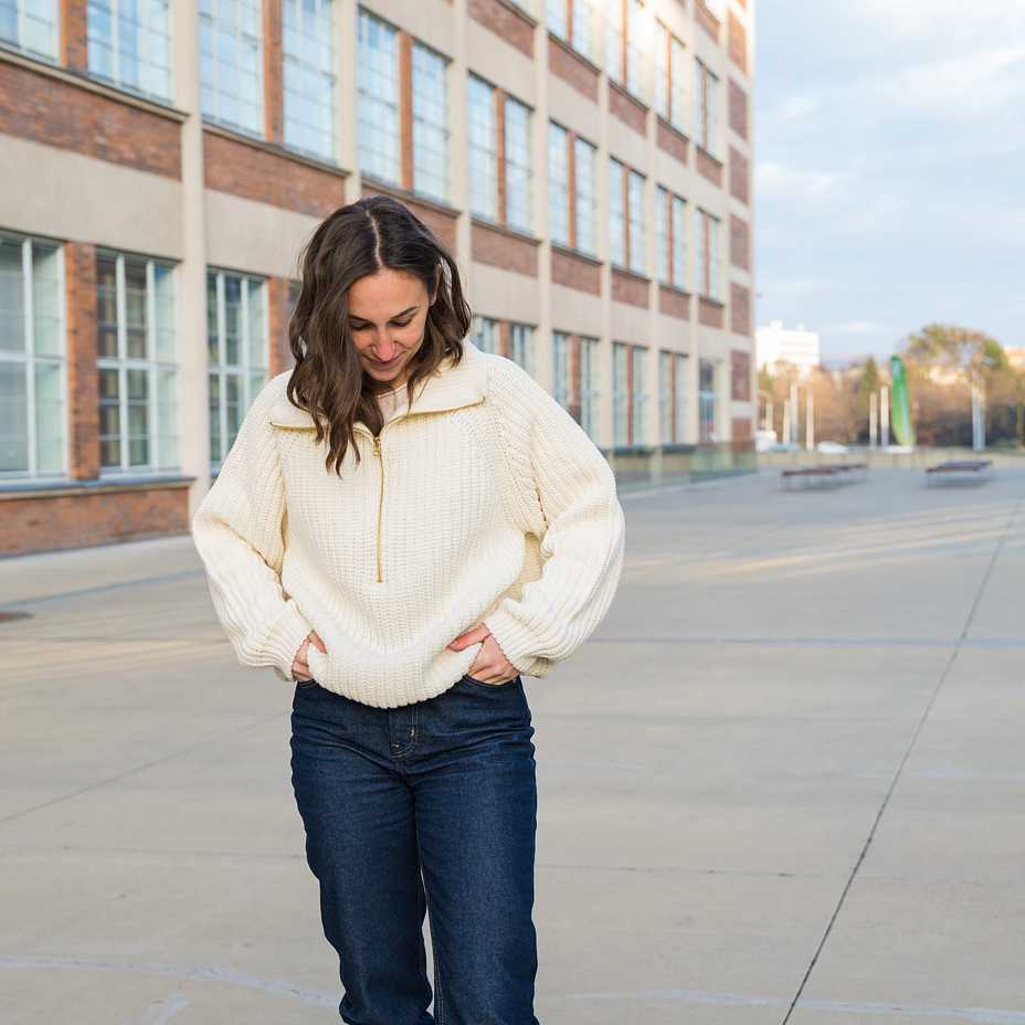 Women's wool turtleneck with zipper white