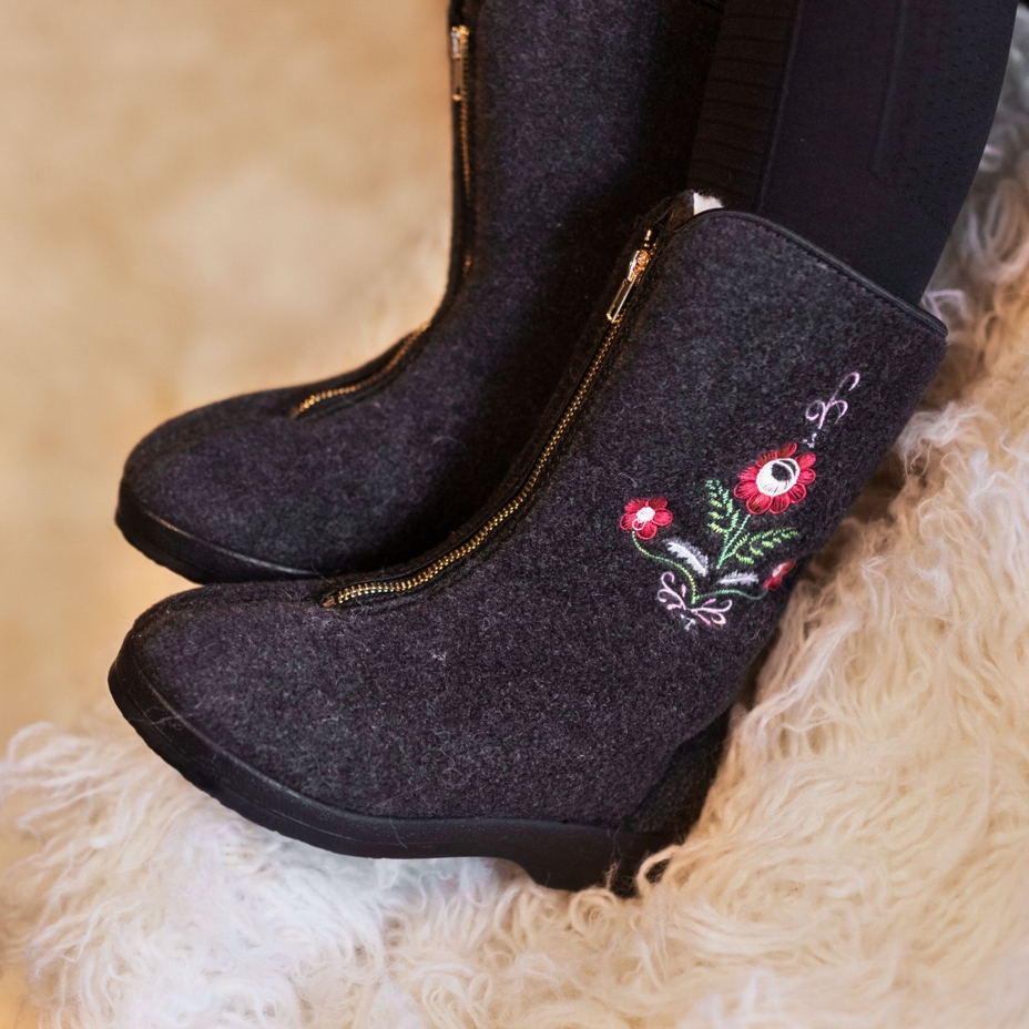 Women's Traditional Zip-up Wool Boots Folklore