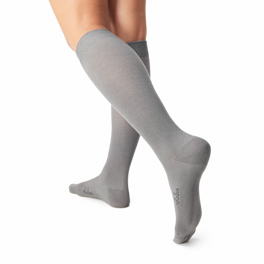 Cotton compression knee socks gray