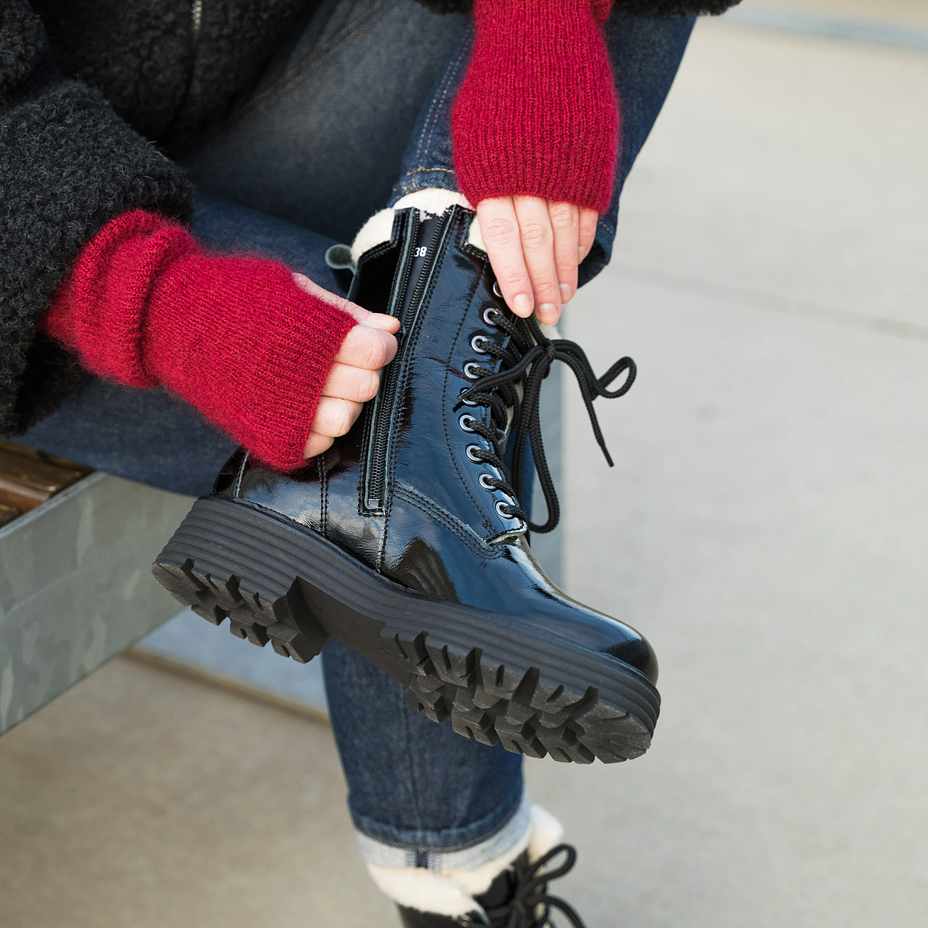 Fluffy farmer's boots Woolee Farmhouse Capsule black