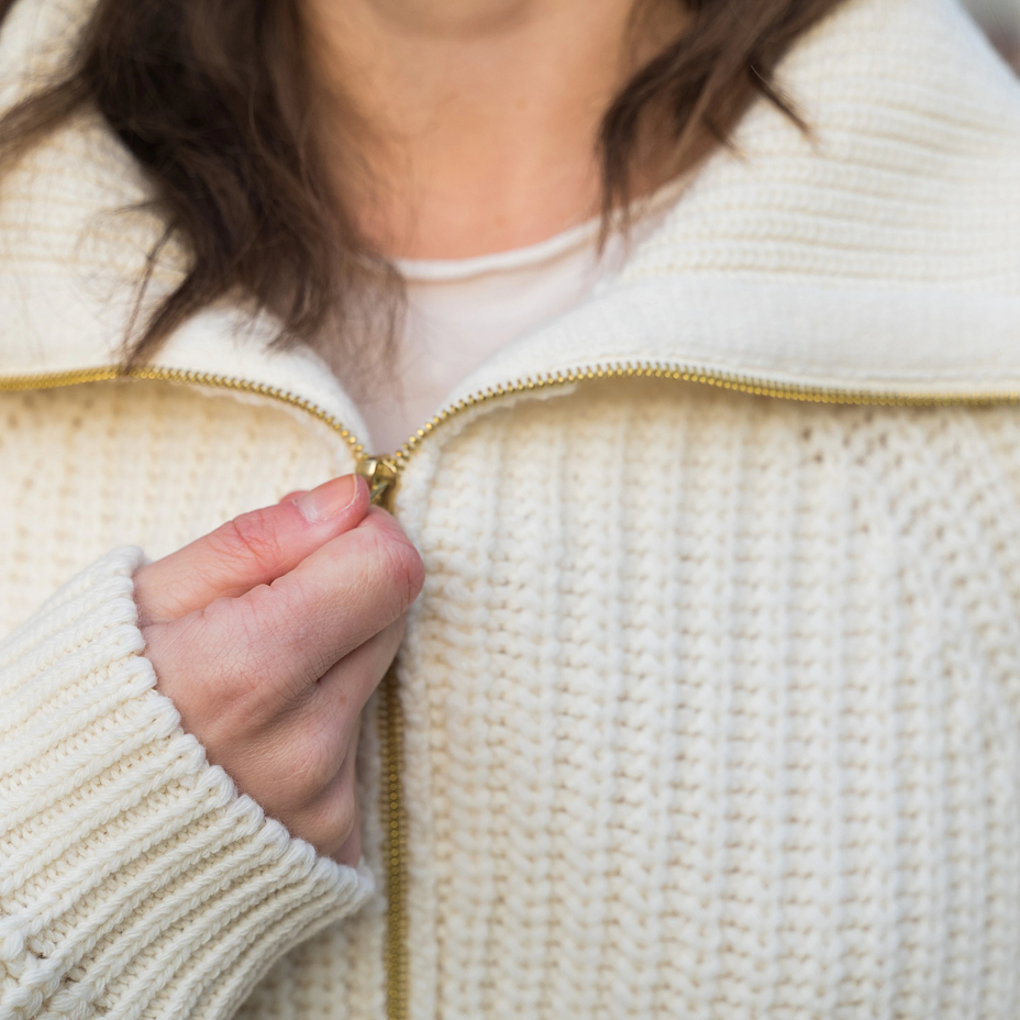 Women's wool turtleneck with zipper white