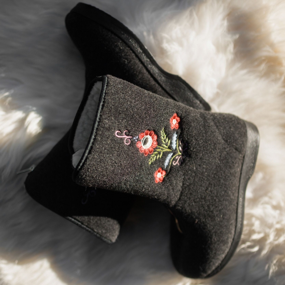 Women's Traditional Zip-up Wool Boots Folklore