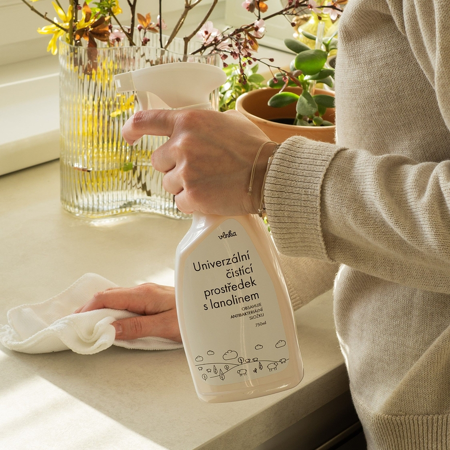 Universal detergent with lanolin 750 ml