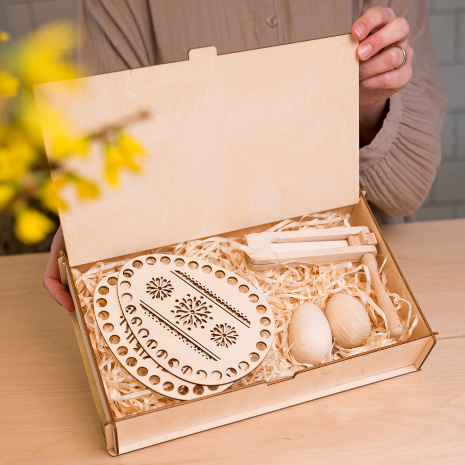 Easter decoration set in a wooden box